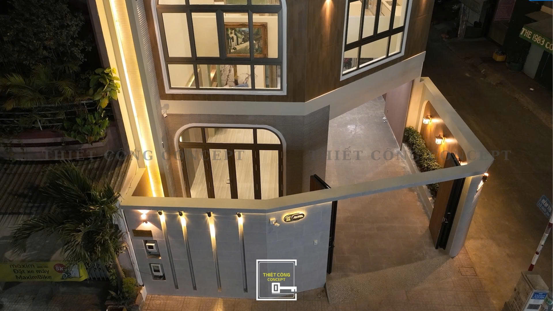 MẪU CỬA CỔNG TẠI NHÀ PHỐ HIỆN ĐẠI CHAU'S HOUSE 2023