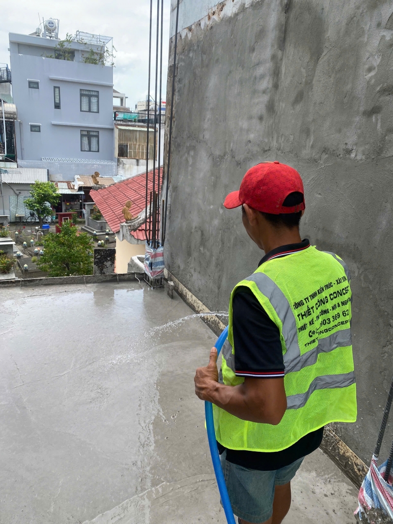 TẠI SAO PHẢI TƯỚI NƯỚC BẢO DƯỠNG SAU KHI ĐỔ BÊ TÔNG?